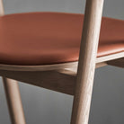 Chaise rembourrée en chêne Bolia - Swing Cognac